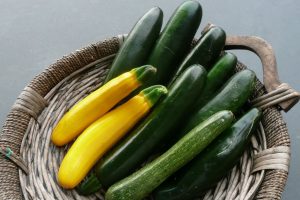 Yellow and Green summer squash in a rustic basket -Author attribution - https://www.flickr.com/people/40385177@N07 nociveglia from Appennino Emiliano, Italy