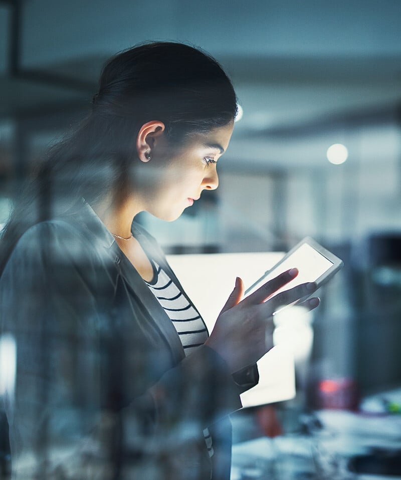 employee with tablet-800x958